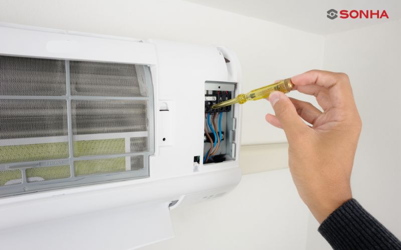 Bo mạch bị lỗi là một trong những nguyên nhân chính gây ra tình trạng máy lạnh chạy một lúc rồi tắt rồi chạy lại