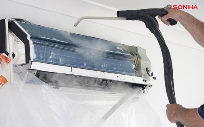 Bạn cần vệ sinh máy lạnh định kỳ bao gồm làm sạch lưới lọc, dàn lạnh và dàn nóng nhằm đảm bảo luồng gió có thể lưu thông tốt