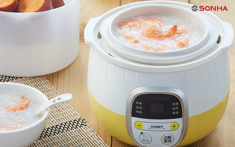 Nấu cháo bằng nồi cơm điện giúp cháo giữ ấm lâu, cháo chín đều và tiết kiệm thời gian cho người nấu
