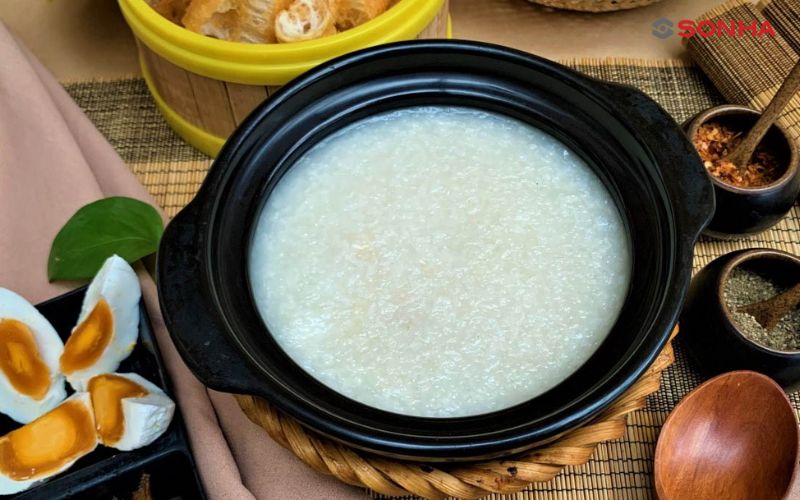 Để nấu cháo bằng nồi cơm điện đơn giản, nhanh chóng, bạn có thể cho thêm hạt tiêu, hành phi hoặc ăn kèm với trứng, quẩy,...