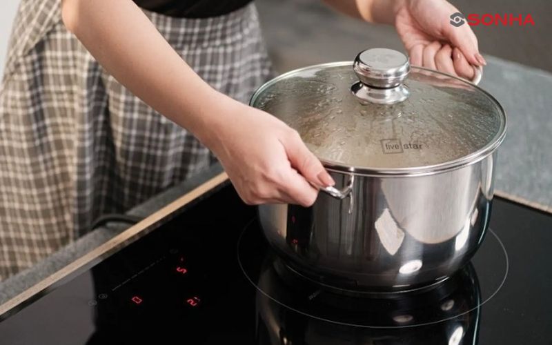Nồi bị đặt lệch vùng nấu