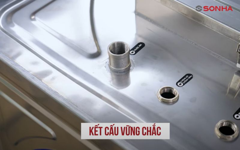 Kết cấu vững chắc giúp quy trình lắp đặt bể nước ngầm inox 2000L trở nên dễ dàng