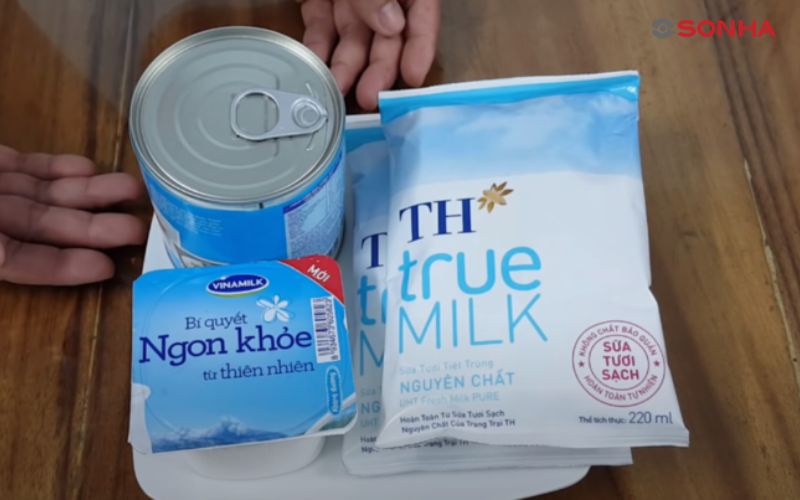 Bộ nguyên liệu làm sữa chua gồm sữa tươi, sữa đặc, men cái và nồi cơm điện Sơn Hà