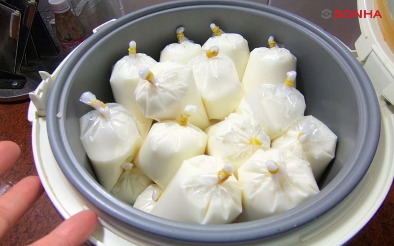 Cách làm sữa chua bằng nồi cơm điện. Sữa chua hoàn thành được bảo quản trong bịch