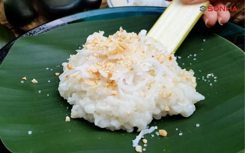 Xôi bắp hoàn thành được trình bày đẹp mắt với đậu phộng và muối mè
