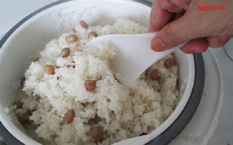 Hãy dùng đũa xới nhẹ nếu kiểm tra thấy xôi còn hơi sống