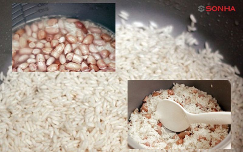 Gạo nếp và lạc được trộn đều sau khi ngâm riêng biệt