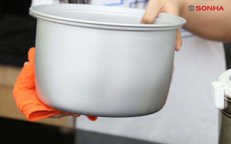 Bạn cần vệ sinh nồi cơm điện với các dụng cụ phù hợp