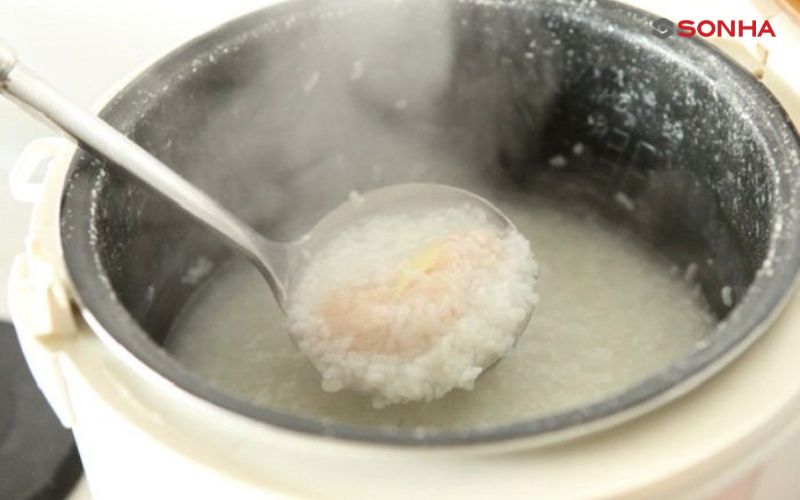 Nấu cháo gà bằng nồi cơm điện. Cháo gà giàu dinh dưỡng được nấu bằng nồi cơm điện hiện đại