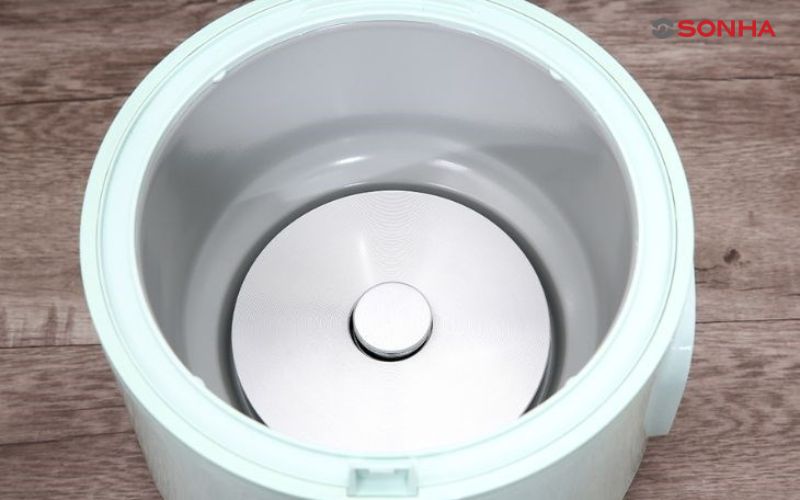 Việc vệ sinh đáy nồi không thường xuyên là nguyên nhân chính gây ra tình trạng nồi cơm điện bị cháy