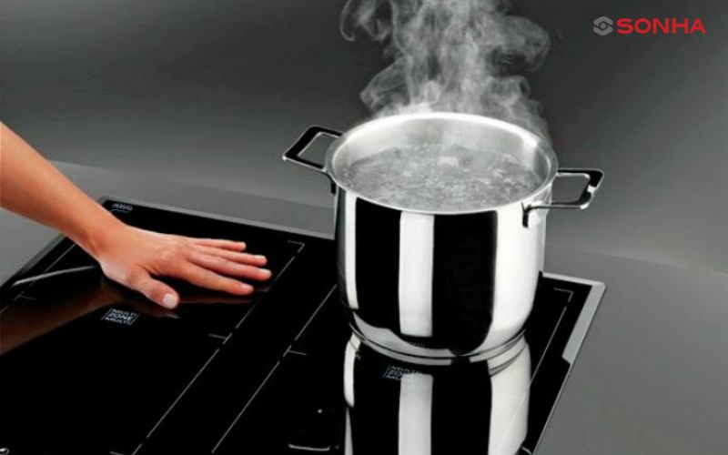 Bạn cần đặt nồi chính xác trên bếp từ với đáy nồi phẳng và căn chỉnh đúng tâm