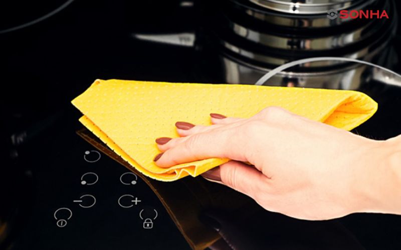Bạn cần vệ sinh bếp bằng khăn mềm cùng dung dịch tẩy rửa nhẹ sau khi nấu, cách sử dụng bếp từ