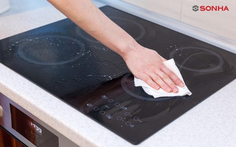 Vệ sinh mặt bếp và đáy nồi thường xuyên