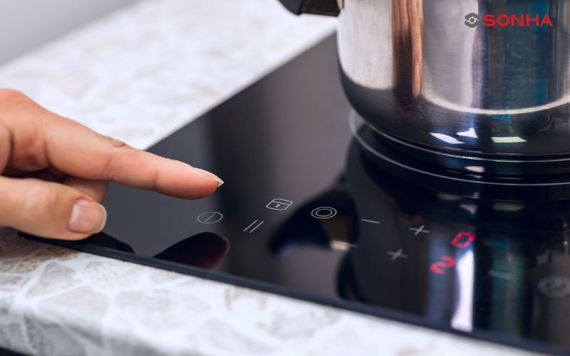 Khi bếp từ hiển thị lỗi E3, việc đầu tiên bạn nên làm là tắt bếp. Lỗi E3 bếp từ