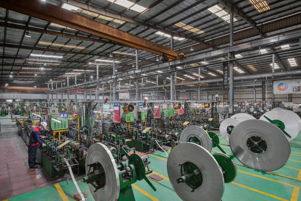 Bên trong nhà máy sản xuất ống inox tại huyện Đan Phượng, Hà Nội.