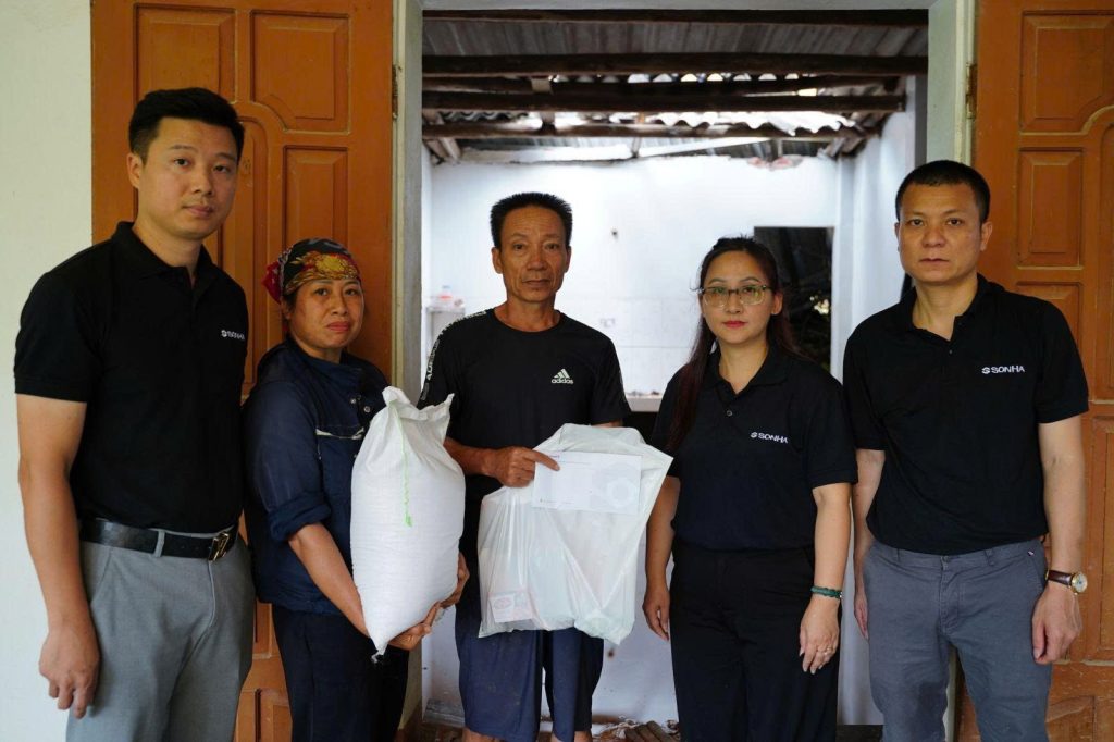 Đại diện Tập đoàn Sơn Hà đến thăm hỏi và tặng quà các gia đình bị sập nhà do bão lũ tại xã Văn Hán.