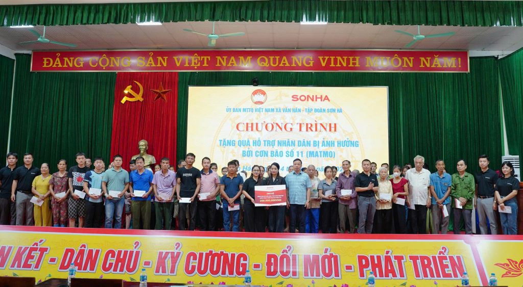 Tập đoàn Sơn Hà trao 200 triệu tiền mặt cho các hộ dân khó khăn bị thiệt hại do bão lũ tại xã Văn Hán.