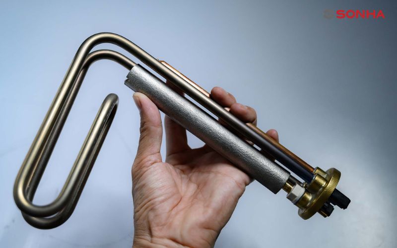 Thanh gia nhiệt hỏng hoặc bám cặn khiến nước chỉ ấm nhẹ và chảy yếu, cần kiểm tra thay mới