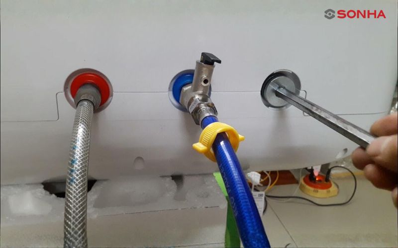 Xả khí định kỳ để bình nóng lạnh hoạt động mạnh và ổn định