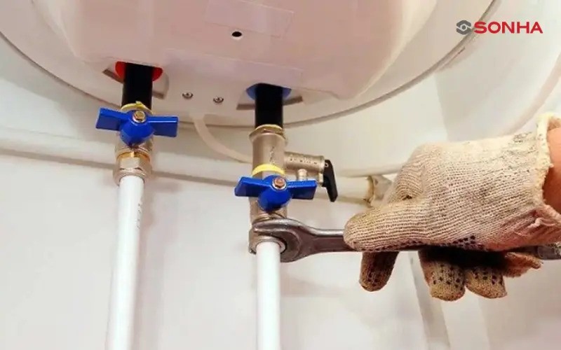 Ống nước hỏng làm nước yếu, cần kiểm tra và thay ngay
