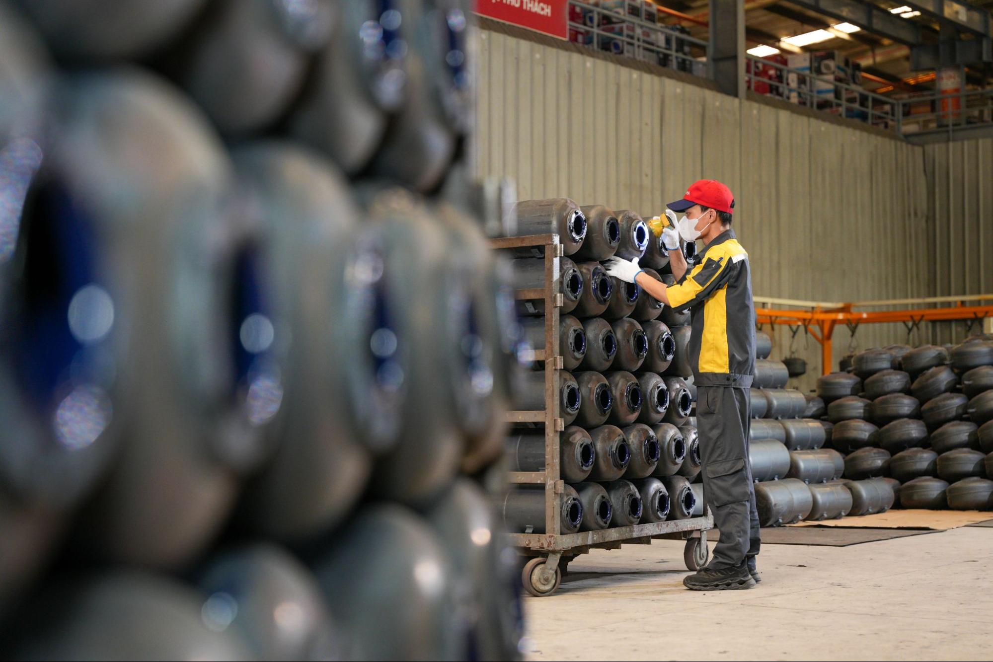 Quy trình tráng men ướt bình nước nóng 