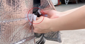 Áo giáp chống nóng bồn nước inox Sơn Hà được trang bị dây đai, khóa kéo cùng băng dính gai
