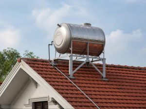 Bồn nước inox ở vị trí cao nên sẽ trực tiếp với tiếp xúc với ánh nắng mặt trời vào mùa hè khiến nguồn nước trở nên bỏng rát